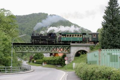 Ohne Auto!
Endlich ist mir das Wunder gelungen! Ohne dass im allerletzten Moment noch ein Auto aufgetaucht wäre, gelang es mir, die Uv.1 auf Bergfahrt an der Brücke über den Pockaubach abzulichten.
Schlüsselwörter: Ybbstalbahn Bergstrecke , Kienberg-Gaming , Uv , Heizhausfest