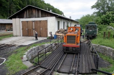 Diesellokparade
Diesellok V1 auf der Drehscheibe, daneben die 2093.01
Schlüsselwörter: Ybbstalbahn Bergstrecke , Kienberg-Gaming , V1 , 2093 , Heizhausfest