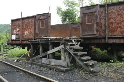 Die Bekohlungsanlage
Die Bekohlungsanlage der Ybbstalbahn-Bergstrecke besteht aus einem alten normalspurigen Güterwagen und einer hölzernen Rampe. Vielleicht auch ein interessantes Vorbild für Schmalspur-Modellbahner?
Schlüsselwörter: Ybbstalbahn Bergstrecke , Kienberg-Gaming , Bekohlung , Heizhausfest