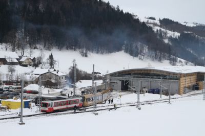 5090 016 schleppt NÖVOG ET 1 "Die Himmelstreppe" zum "Rollout" in die neue Wagenhalle in Laubenbachmühle.
Schlüsselwörter: Himmelstreppe Laubenbachmühle 5090