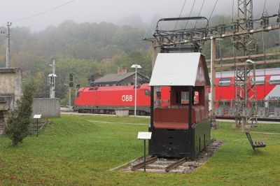 Ein Jahrhundert Elektrolok-Geschichte
Die als Denkmal am Bahnhof Payerbach-Reichenau aufgestellte Lok 3 der Lokalbahn und ein Taurus der ÖBB repräsentieren gut hundert Jahre Geschichte der elektrischen Traktion.
Schlüsselwörter: Payerbach , Höllentalbahn