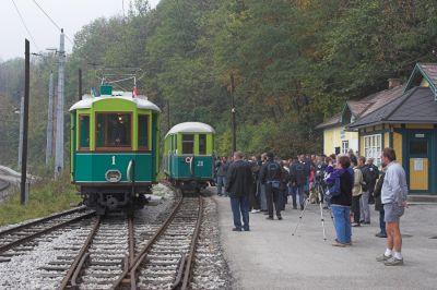 Triebwagen 1 beim Umsetzen in Payerbach Lokalbahnhof. Es herrscht großer Andrang an diesem letzten Betriebstag der Saison 2006.
Schlüsselwörter: Payerbach , Höllentalbahn , TW1