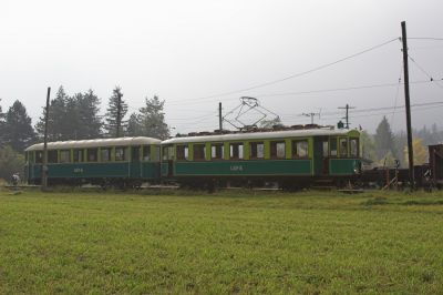 TW1 und der ehemalige WLB-Beiwagen 21 an der neuen Endstelle in Hirschwang. Der Hochnebel sollte erst um die Mittagszeit der Sonne weichen.
Schlüsselwörter: Hirschwang , Höllentalbahn , TW1