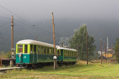 Beiwagen und Triebwagen an der neuen Endstelle in Hirschwang, an der Abzweigung zur Remise gelegen. Im Hintergrund ist die Papierfabrik erkennbar.
Schlüsselwörter: Höllentalbahn , TW1 , Hirschwang