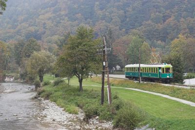 Während die meisten Fahrgäste den Aufenthalt in Hirschwang zu einer Remisenbesichtigung nutzten, ging ich zu Fuß nach Reichenau voraus. Hier nähert sich der Zug dem Bahnhof Reichenau.
Schlüsselwörter: Höllentalbahn , TW1 , Reichenau