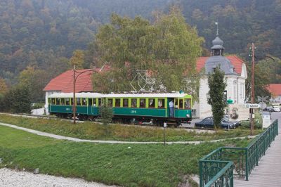 Der Triebwagenzug kurz vor dem Bahnhof Reichenau, als Fotostandort diente die Straßenbrücke über die Schwarza.
Schlüsselwörter: Höllentalbahn , TW1 , Reichenau