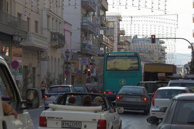 Griechische Rush Hour
Der Odos Dimitriados ist eine von zwei als gegenläufige Einbahnen geführten Hauptverkehrsstraßen in Volos. Kaum zu glauben, dass hier einst die Schmalspurbahn auf der Straße fuhr, bis 1950 sogar als Straßenbahn auf der Stadtstrecke, ergänzend zu den Fahrten auf den Pilion.
Schlüsselwörter: Griechenland , Pilionbahn , Volos