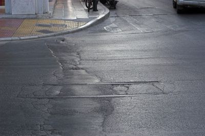 Spuren im Asphalt
Ein Teil der Stadtstrecke war sogar als Vierschienengleis für drei Spurweiten ausgeführt. Um 1987 wurde die 60cm-Spur wieder befahrbar gemacht und bis 1994 wurden einige Sonderfahrten auf der Stadtstrecke durchgeführt. Dann wurden die Gleise, wohl als Zugeständnis an automobiles Wählerpotential, zugeteert, obwohl die Bahnstrecke schon damals vollständig unter Denkmalschutz stand.
Schlüsselwörter: Griechenland , Pilionbahn , Volos