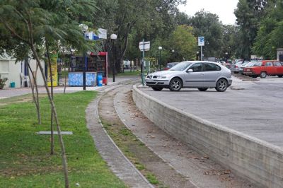 Parkbahn
Etwa ab der Station Vlahava - Agios Konstantinos (dort endete das Vierschienengleis) verläuft die Strecke durch einen Park bis an den Stadtrand bei Anavros. Dort befindet sich heute der Ausgangspunkt des Küstenabschnittes.
Schlüsselwörter: Griechenland , Pilionbahn , Volos