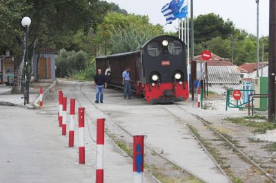 Anavros
Anavros am östlichen Stadtrand von Volos ist heute Ausgangspunkt des befahrbaren Streckenabschnittes. Hier besteht eine direkte Umstiegsmöglichkeit zu städtischen Buslinien.
Schlüsselwörter: Griechenland , Pilionbahn , Volos