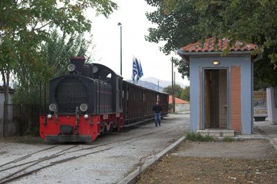 Anavros
Die auf diesem Abschnitt eingesetzte Schöma-Diesellok wartet vor den gut 100 Jahre älteren offenen Sommerwagen der Straßenbahn auf die nächste Tour nach Agria.
Schlüsselwörter: Griechenland , Pilionbahn , Volos