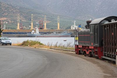 Am Meer entlang
Der Küstenabschnitt der Pilionbahn verläuft im wesentlichen auf einem schmalen Streifen zwischen der Kante der Uferbefestigung und der Hauptstraße auf die Pilion-Halbinsel hinaus.
Schlüsselwörter: Griechenland , Pilionbahn