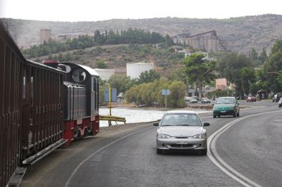 Im Küstenabschnitt
Nach dem Zementwerk, es geht ständig zwischen der Straße und dem Meer entlang.
Schlüsselwörter: Griechenland , Pilionbahn