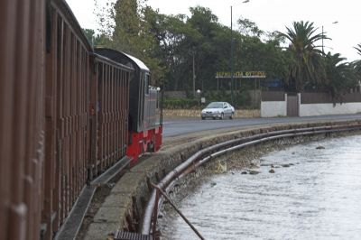 Nasse Füße inklusive
Bei stärkerem Wellengang kann hier schon vorkommen, dass man sich in den offenen Sommerwagen nasse Füße holt!
Schlüsselwörter: Griechenland , Pilionbahn