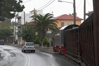 Die Gehsteigbahn von Agria
In Agria liegen die Gleise der Schmalspurbahn auf dem Gehsteig. Beim Verlassen des Hauses ist es daher durchaus empfehlenswert, nicht nur auf den Straßenverkehr zu achten.
Schlüsselwörter: Griechenland , Pilionbahn , Agria