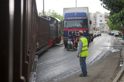 Stopp!
Auch der "Truck of the Year" hat anzuhalten, wenn der Schmalspurzug in Agria auf die andere Seite der Hauptstraße wechselt.
Schlüsselwörter: Griechenland , Pilionbahn , Agria