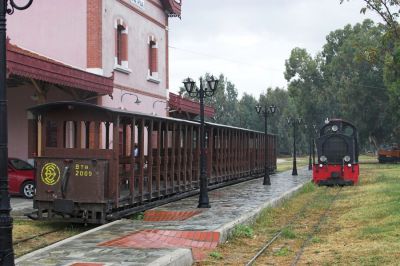 Bahnhof Agria
Soeben von Volos angekommen, setzt die Schöma-Diesellok ans andere Ende des Zuges um.
Schlüsselwörter: Griechenland , Pilionbahn , Agria