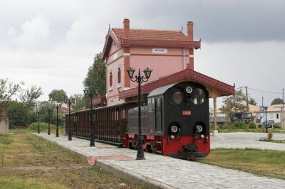 Bahnhof Agria
Lok Delta-Alpha 1 mit den 100 Jahre älteren Sommerwagen der Straßenbahn von Volos. Zwar gibt es auch in Agria ein Gleisdreieck, da aber in Anavros keine Wendemöglichkeit besteht, wird in Richtung Volos mit dem Führerstand voraus gefahren.
Schlüsselwörter: Griechenland , Pilionbahn , Agria