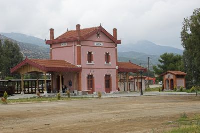 Bahnhof Agria
Das Bahnhofsgebäude von Agria, Straßenansicht
Schlüsselwörter: Griechenland , Pilionbahn , Agria