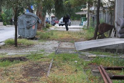 Strecke Agria - Ano Lechonia
Zwischen Agria und Ano Lechonia sind die Gleise durchwegs noch vorhanden, wenn auch in langen Abschnitten zugeteert auf der Pilion-Hauptstraße. Im Anschluss an den Bahnhof Agria verläuft das Gleis noch teilweise offen hinter den Häusern entlang.
Schlüsselwörter: Griechenland , Pilionbahn , Agria