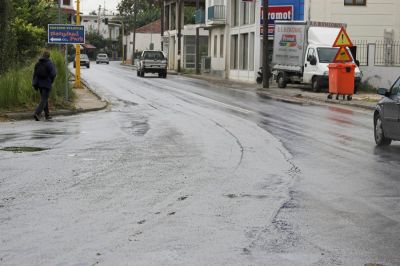 Agria
Kurz nach dem Bahnhof Agria führt das Gleis an den Rand der Hauptstraße. Bei der Verbreiterung der Straße wurde es zugeteert, das aber so sparsam, dass es beinahe auf voller Länge gut erkennbar ist. 
Schlüsselwörter: Griechenland , Pilionbahn , Agria