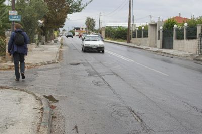 Im Osten von Agria
Immer wieder brechen die Schienen durch die dünne Asphaltschicht. Eine Wiederinbetriebnahme dieses Abschnittes dürfte wohl die Errichtung einer "Gehsteigtrasse" wie im Westen von Agria erforderlich machen.
Schlüsselwörter: Griechenland , Pilionbahn , Agria