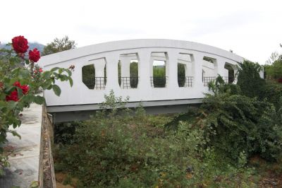 Die Vrychonas-Brücke
Ansicht der Vrychonas-Brücke von der neuen Straßenbrücke, wenige Meter flussabwärts.
Schlüsselwörter: Griechenland , Pilionbahn