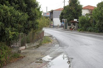 Kato Lechonia
Nach der Brücke verschwindet das Gleis wieder unter der Asphaltdecke der Hauptstraße.
Schlüsselwörter: Griechenland , Pilionbahn