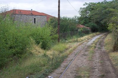 Feldweg
Nun führt die Strecke weiter abseits der Straße und wird hier als Feldweg genutzt.
Schlüsselwörter: Griechenland , Pilionbahn