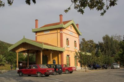 Bahnhof Ano Lechonia
Ebenfalls liebevoll restauriert wurde das Bahnhofsgebäude von Ano Lechonia, dem Ausgangspunkt des Touristenverkehrs auf der reaktivierten Bergstrecke der Pilionbahn.
Schlüsselwörter: Griechenland , Pilionbahn