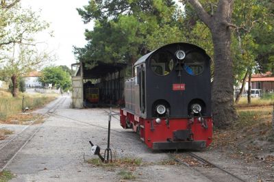 SCHOEMA
Diesellok Delta-Alpha 2 begibt sich nach der abendlichen Rückkehr nach Ano Lechonia in den Lokschuppen. Im Inneren sind die beiden Draisinen und eine der zwei Dampfloks zu erkennen. 
Schlüsselwörter: Griechenland , Pilionbahn