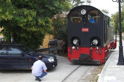 Sehr knapp
Zentimeter für Zentimeter dirigiert der Eisenbahner seinen Kollegen im Führerstand, das Umsetzen der Lok erweist sich als eine etwas knappe Angelegenheit. Offenbar unterschätzen parkende Autofahrer immer wieder die Breite einer Schmalspurbahn.
Schlüsselwörter: Griechenland , Pilionbahn