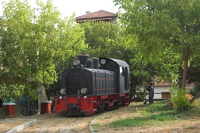 Gleisdreieck
Delta-Alpha 2 auf dem Gleisdreieck in Ano Lechonia
Schlüsselwörter: Griechenland , Pilionbahn