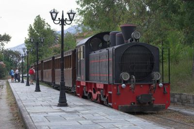 Ano Lechonia
Der Zug mit der Neubau-Diesellok und den gut 100 Jahre älteren Waggons steht am Bahnsteig in Ano Lechonia zur Abfahrt nach Milies bereit.
Schlüsselwörter: Griechenland , Pilionbahn