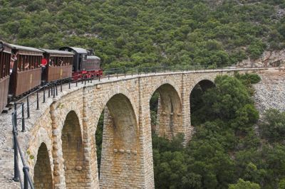 Der längste Viadukt
Der Kalorema-Viadukt ist mit fünf Öffnungen das längste Brückenbauwerk der Pilionbahn.
Schlüsselwörter: Griechenland , Pilionbahn