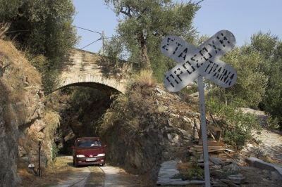 Prosochi!
Vorsicht! Wie unten an der Küste teilen sich hier Bahn und Straße den knappen Platz. Die Straßenzufahrt zur Station Ano Gatzea führt über die Bahntrasse.
Schlüsselwörter: Griechenland , Pilionbahn