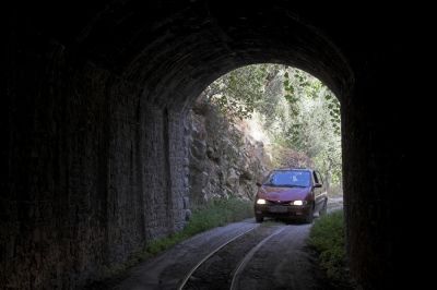 Gegenverkehr
Die Straße zur Station Ano Gatzea führt auch durch den längsten und noch dazu in einem Bogen liegenden Tunnel der Strecke. Den wenigen Zügen läuft daher durch den Tunnel ein Bahnbediensteter voraus, um entgegenkommende Autofahrer zu warnen. 
Schlüsselwörter: Griechenland , Pilionbahn