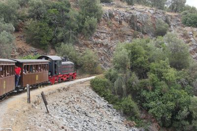 Im Fels
Die Bahn hat nun schon einige Höhe erreicht, oberhalb von Kala Nera verläuft die Trasse in felsigem Terrain.
Schlüsselwörter: Griechenland , Pilionbahn