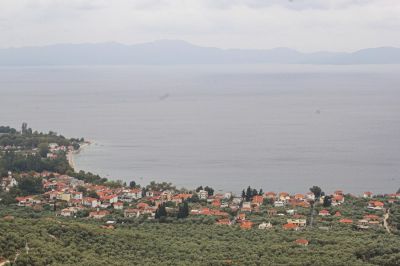 Kala Nera
Während der Zug auf die Höhen der Pilion-Halbinsel hinauf klettert, bietet sich dem Fahrgast ein Ausblick auf die Küste. Hier ist der Badeort Kala Nera zu sehen.
Schlüsselwörter: Griechenland , Pilionbahn