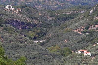 Viadukt im Grün
Hier der Gegenblick von Kala Nera hinauf zur Trasse der Pilionbahn.
Schlüsselwörter: Griechenland , Pilionbahn