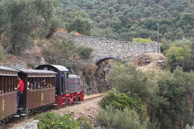 Mauerwerk
Entlang der Strecke sind mehrere dieser gemauerten Übergänge zu finden, hier in der Nähe der ehemaligen Station Pinakates.
Schlüsselwörter: Griechenland , Pilionbahn