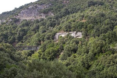 Talquerung
Bevor es der Endstation entgegen geht, muß noch das Tal überquert werden. Die größte Stahlträgerbrücke der Bahn kommt schon in Sicht.
Schlüsselwörter: Griechenland , Pilionbahn