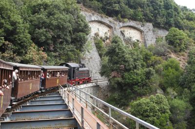 Breites Tragwerk
Die recht tiefe Schlucht wird mittels eines geraden Tragwerkes gequert. Da die Trasse aber in einem Bogen liegt, ist dieses außergewöhnlich breit ausgefallen. Eindrucksvoll ist auch die mächtige Stützmauer.
Schlüsselwörter: Griechenland , Pilionbahn