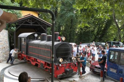 Die Drehscheibe
Im Endbahnhof Milies wird die Lok auf der Drehscheibe händisch gewendet - ein Spektakel, dem zahlreiche Fahrgäste noch beiwohnen, bevor sie sich auf den Weg in den Ort machen.
Schlüsselwörter: Griechenland , Pilionbahn