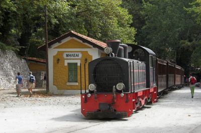 Milies
Die Lok ist nun gewendet und wartet mit dem Zug unter schattigen Platanen auf die nachmittägliche Rückkehr ins Tal.
Schlüsselwörter: Griechenland , Pilionbahn