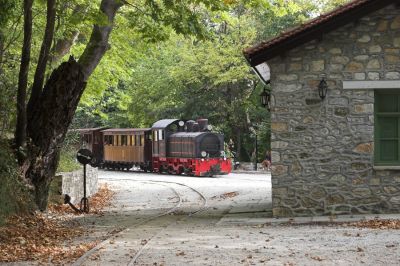 Bahnhof Milies
Nach unserem Rundgang durch Milies und einem bodenständigen Mittagessen unter schattigen Platanen kehren wir zurück zum Bahnhof. 
Schlüsselwörter: Griechenland , Pilionbahn