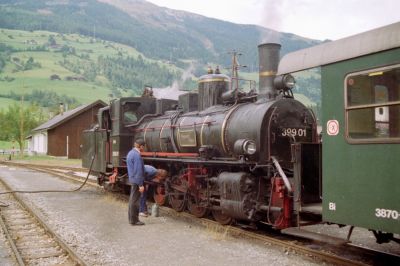 Wer gut schmiert...
Vor der Rückfahrt nach Zell am See wird im Bahnhof Krimml unter dem wachsamen Auge des Lokführers das Triebwerk der 399.01 geschmiert. Im Hintergrund ist das zweiständige Heizhaus erkennbar.
Schlüsselwörter: Pinzgaubahn , Krimmlerbahn , Krimml , 399 , 399.01