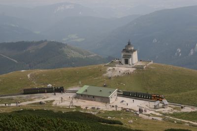 Am Hochschneeberg
Vom Gipfelkreuz des 1888 m hohen Waxriegel hat man einen schönen Überblick über den Bahnhof Hochschneeberg und das Elisabethkirchlein. Hat man diesen Gipfel erklommen,ist man aber keineswegs auf dem "Dach von Niederösterreich" angekommen. Dazu muß man erst eine Wanderung zum Klosterwappen (2076 m) unternehmen.
Schlüsselwörter: Schneeberg , Schneebergbahn , Zahnradbahn , 999 , 999.05 , Salamander , Hochschneeberg