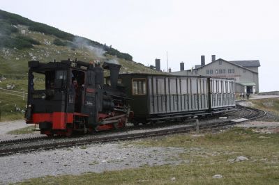 Bahnhof Hochschneeberg
Obwohl ein Dampfsonderzug aus Wien für einen Ansturm erwartungsvoller Fahrgäste sorgt, bleibt die 999.05 die einzige angeheizte Dampflokomotive des Tages.
Schlüsselwörter: Schneeberg , Schneebergbahn , Zahnradbahn , 999 , 999.05 , Hochschneeberg