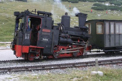 999.05 "Puchberg"
Klassisches Typenfoto der Schneebergbahn-Lokomotive. Gut erkennbar die Rohrkupplung zu den Wassertanks unter dem Wagenboden.
Schlüsselwörter: Schneeberg , Schneebergbahn , Zahnradbahn , 999 , 999.05 , Hochschneeberg